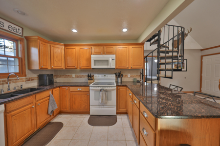 Modern Lake Retreat Minutes from Castle Rock Lake - image 10