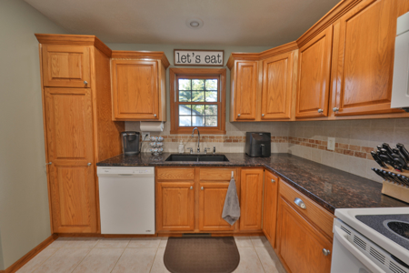 Modern Lake Retreat Minutes from Castle Rock Lake - image 12