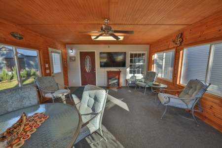 Modern Lake Retreat Minutes from Castle Rock Lake - image 4