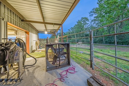 55‑Acre Texas Cattle Ranch with 5BR Custom Home - image 38