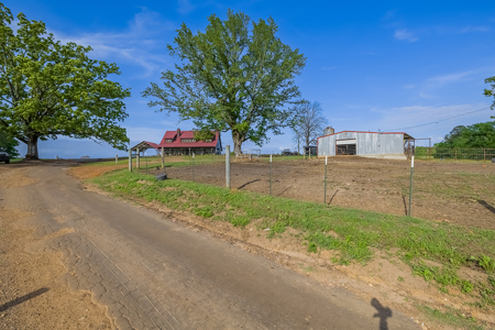 55‑Acre Texas Cattle Ranch with 5BR Custom Home - image 8