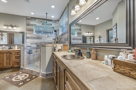 55‑Acre Texas Cattle Ranch with 5BR Custom Home - image 21