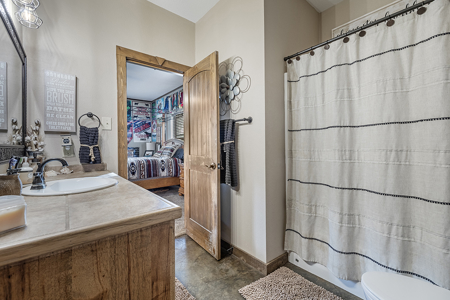 55‑Acre Texas Cattle Ranch with 5BR Custom Home - image 25
