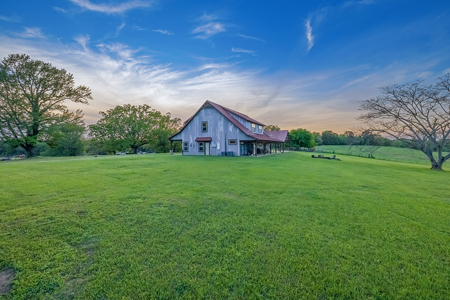 55‑Acre Texas Cattle Ranch with 5BR Custom Home - image 34