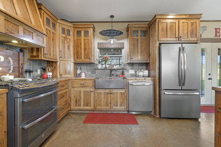 55‑Acre Texas Cattle Ranch with 5BR Custom Home - image 18