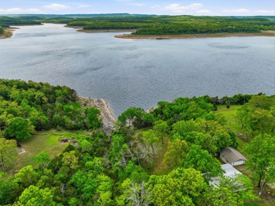 Lakefront Double Wide Mobile Bordering Corps on Bull Shoals Lake - image 45