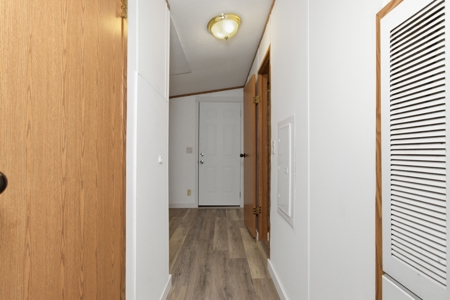 Lakefront Double Wide Mobile Bordering Corps on Bull Shoals Lake - image 11