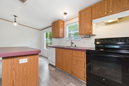 Lakefront Double Wide Mobile Bordering Corps on Bull Shoals Lake - image 9