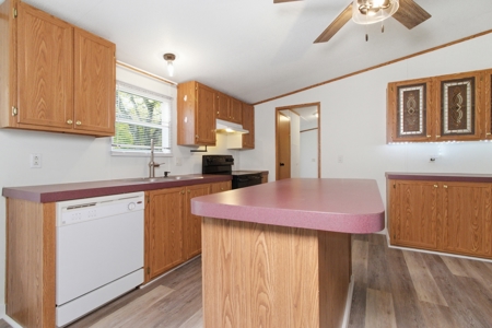 Lakefront Double Wide Mobile Bordering Corps on Bull Shoals Lake - image 8