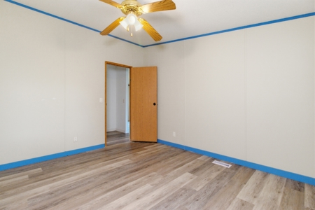 Lakefront Double Wide Mobile Bordering Corps on Bull Shoals Lake - image 21