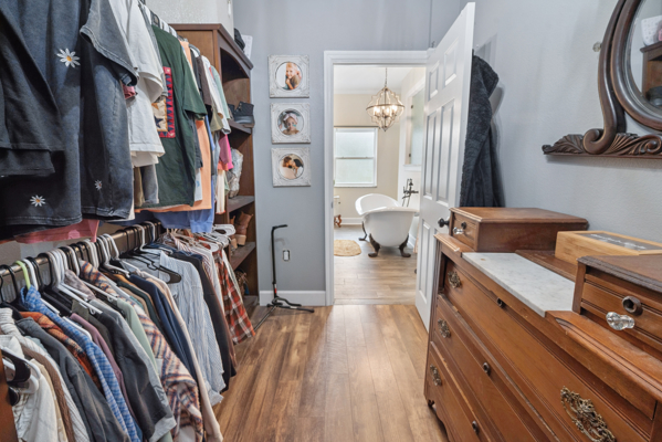 3,900 Sq Ft Home on Acre Lot – Dual Walk-In Closets, Clawfoot Tub