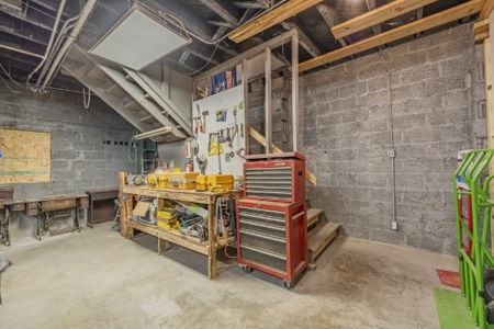 newly remodeled 2700 sqft commercial building with full basement - image 20
