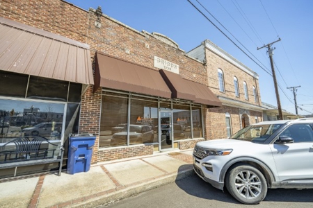 newly remodeled 2700 sqft commercial building with full basement - image 1