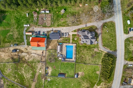 Beautiful Victorian Home with 5704 sq ft with Barn on 8.98 Acres - image 2