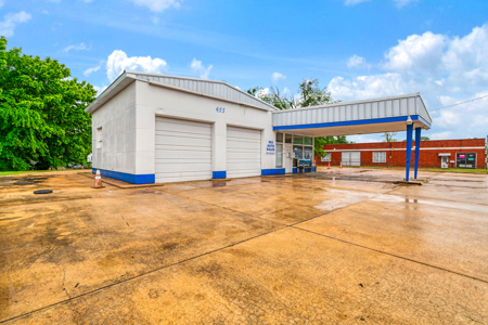 High Visibility Corner Commercial Lot | 455 N Main St Paris - image 1