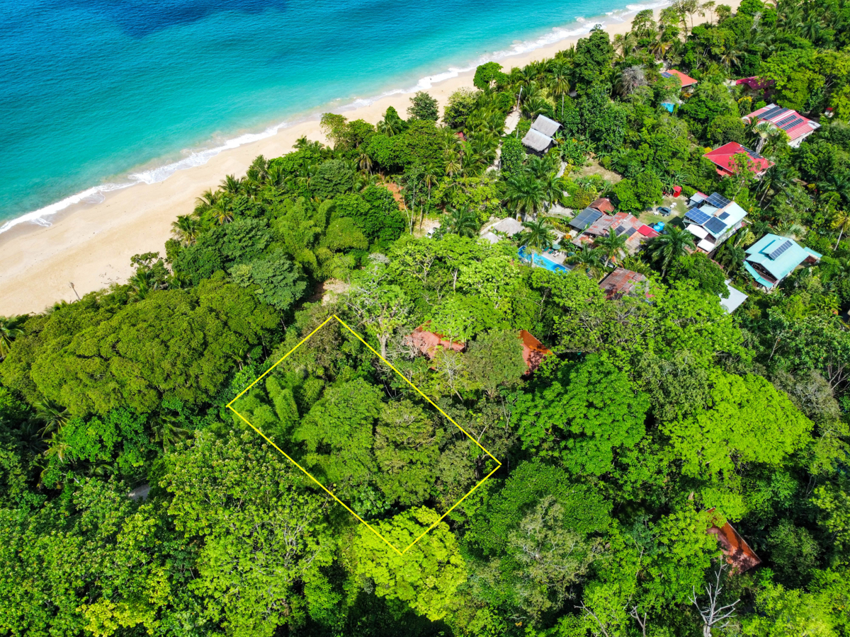 Rare Front-Row Bluff Beach Lot, ~1,586 m² — Isla Colón - 2