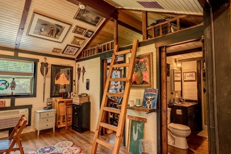 Partial Log Cabin On 5 Acres With Seperate Art Studio And Storage - image 16