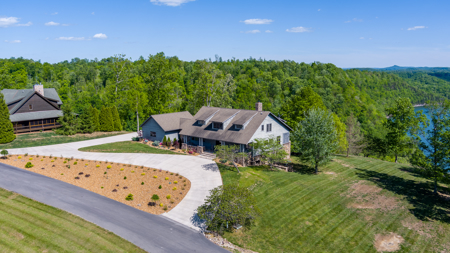 Premier Lakefront Home on Dale Hollow Lake in Albany, Kentucky - image 8