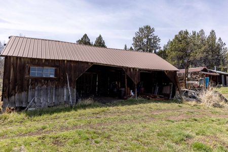 Central Oregon Russell Ranch Located on Camp Creek Road - image 18