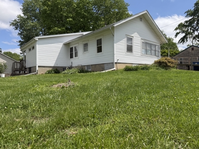 Charming 3-Bed Bungalow on Spacious Corner Lot - image 2