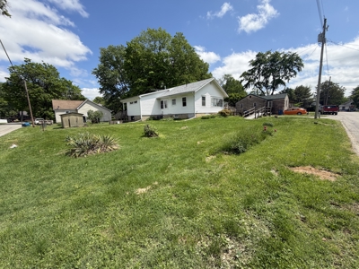Charming 3-Bed Bungalow on Spacious Corner Lot - image 3