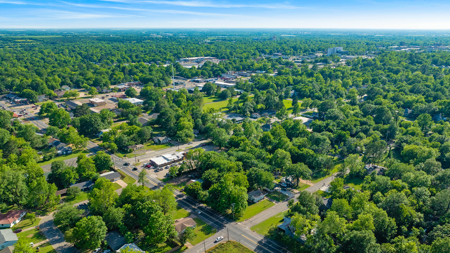 Highly Visible Commercial Property - image 9