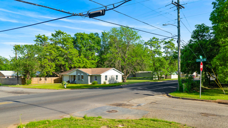 Highly Visible Commercial Property - image 27