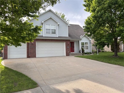 4 Bed Home in St Joseph MO with 3-Car Garage & Finished Basement - image 2