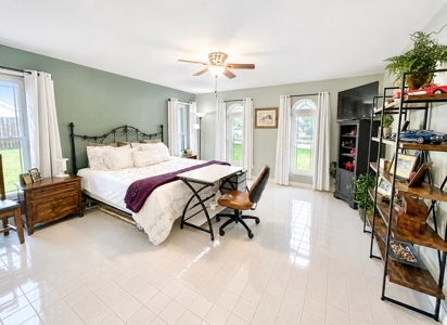 home in town with ample parking, Pool, half acre - image 19