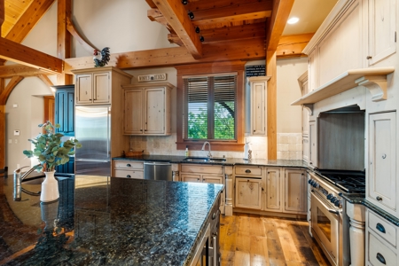 Stunning Home On Dale Hollow Lake in Albany, Kentucky - image 25