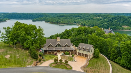 Stunning Home On Dale Hollow Lake in Albany, Kentucky - image 3