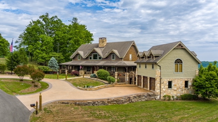 Stunning Home On Dale Hollow Lake in Albany, Kentucky - image 2