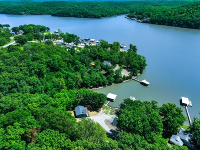 Lakefront 3Br Home & Boat Dock & Garage - image 10