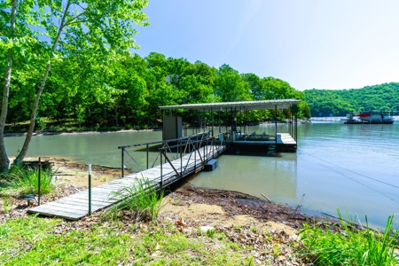 Lakefront 3Br Home & Boat Dock & Garage - image 3