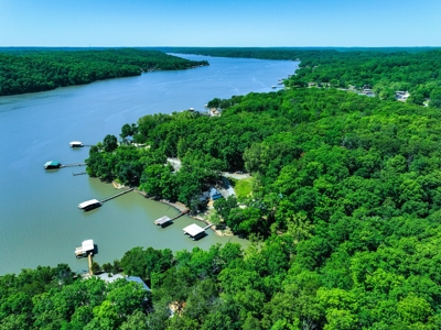 Lakefront 3Br Home & Boat Dock & Garage - image 13
