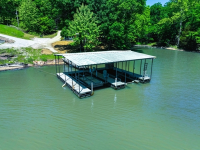Lakefront 3Br Home & Boat Dock & Garage - image 9