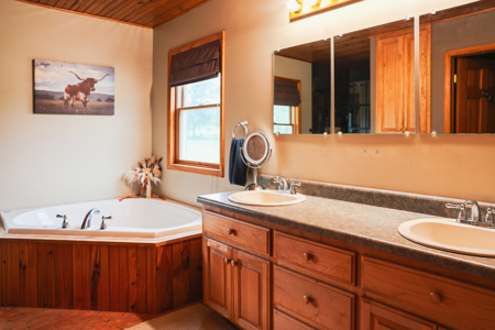 Ozarks Southfork River Country Home And Equine Farm For Sale - image 33