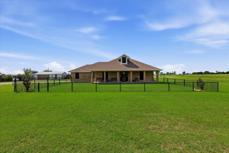 Texas Country Home With Acreage, Workshop and Farm Near Dallas - image 1