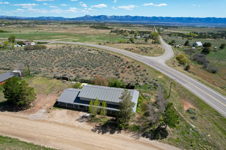 Fully remodeled country home with mountain views and an establish - image 32