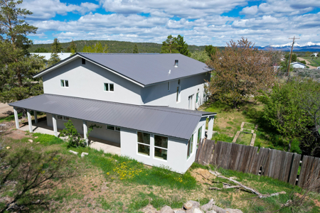 Fully remodeled country home with mountain views and an establish - image 4