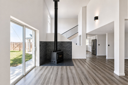 Fully remodeled country home with mountain views and an establish - image 10