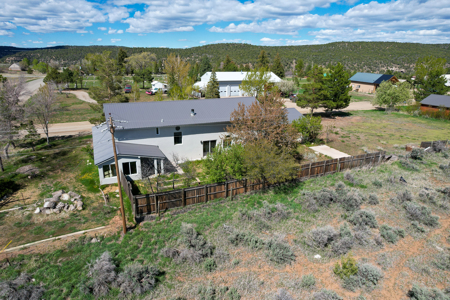 Fully remodeled country home with mountain views and an establish - image 2