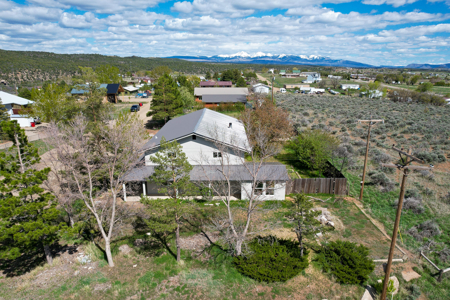Fully remodeled country home with mountain views and an establish - image 3