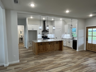 New Custom Home With Amazing Views And Amenities - image 17
