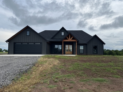 New Custom Home With Amazing Views And Amenities - image 1