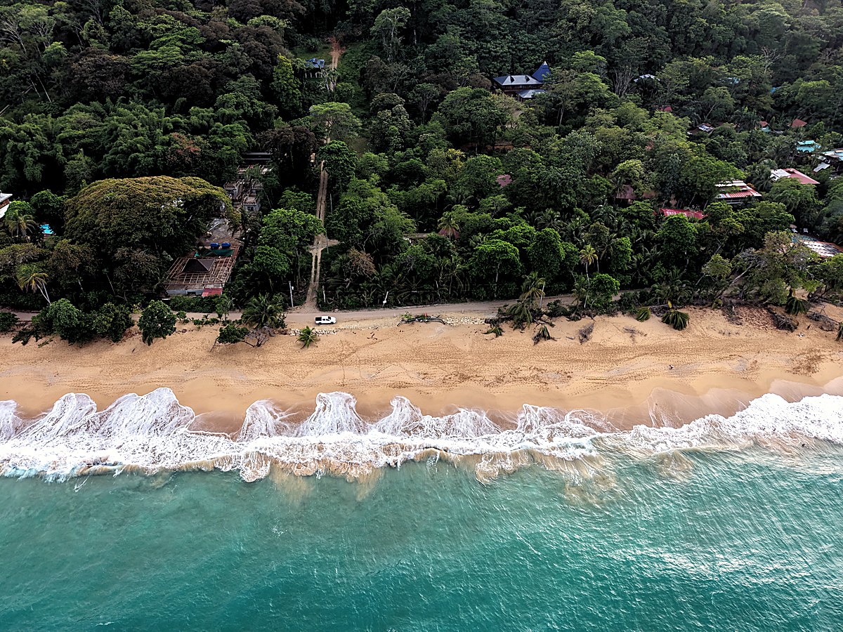 Front-Row Titled Land, ~1,450 m² — Bluff Beach, Isla Colón - 7
