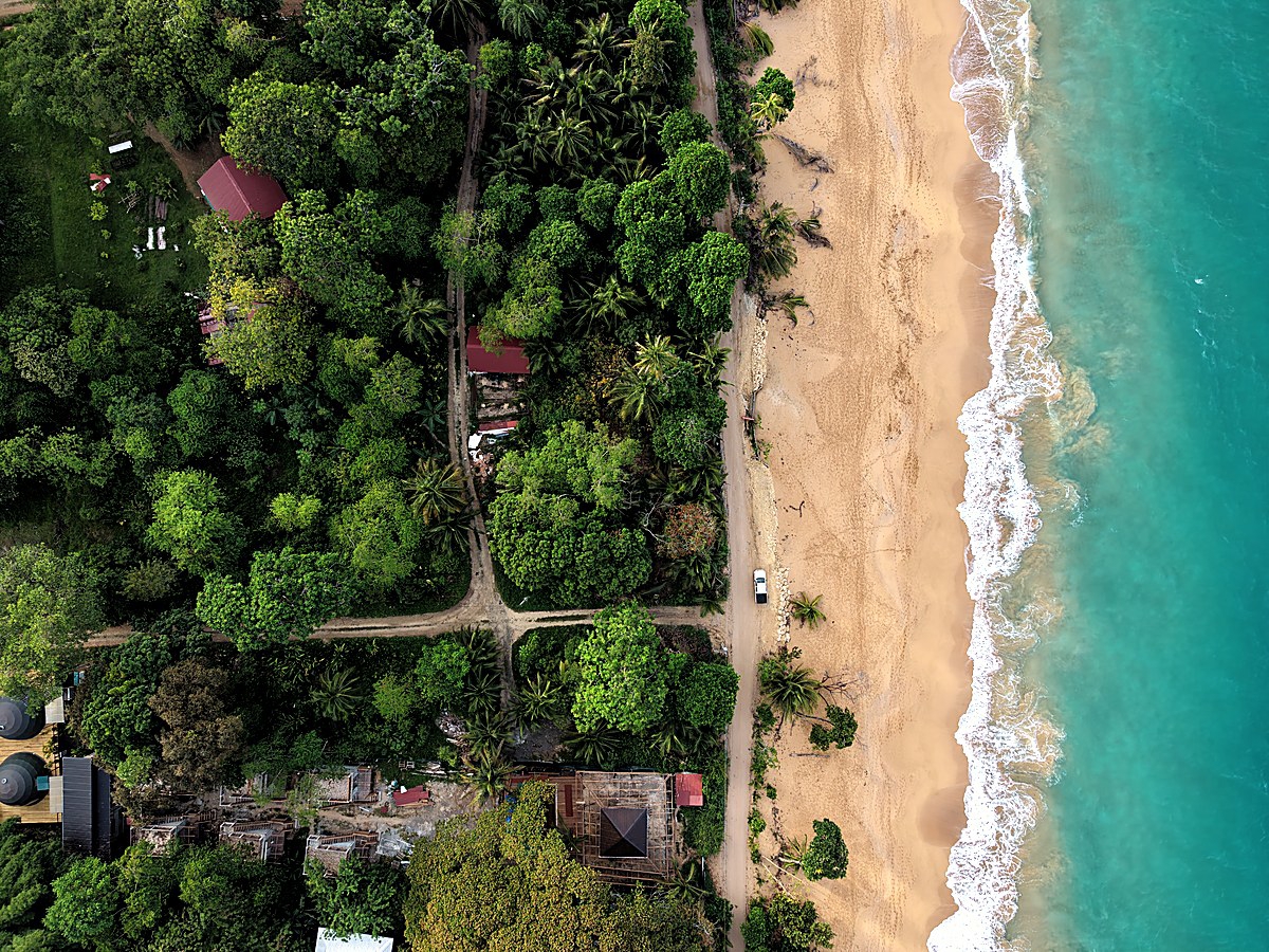 Front-Row Titled Land, ~1,450 m² — Bluff Beach, Isla Colón - 2