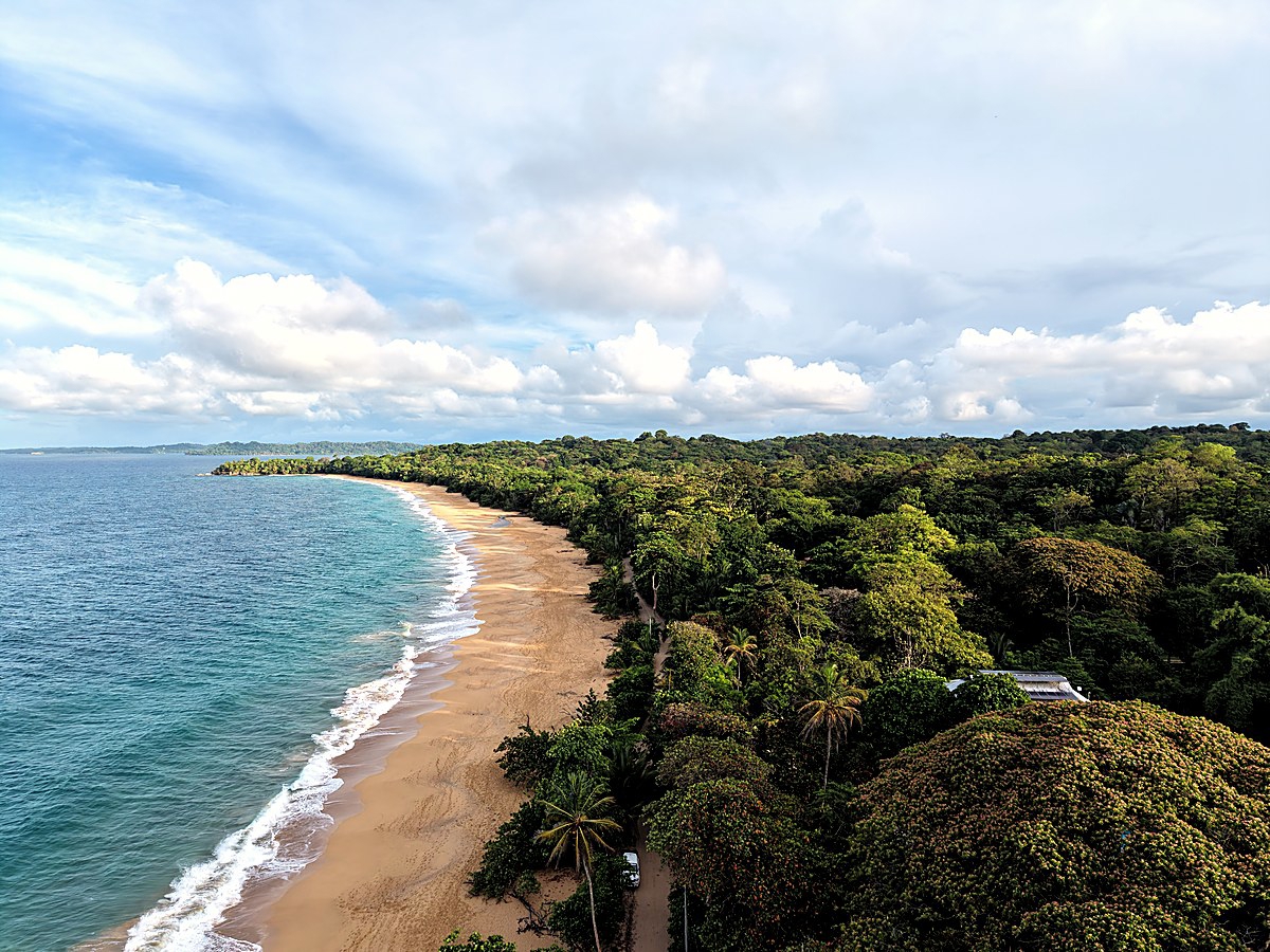 Front-Row Titled Land, ~1,450 m² — Bluff Beach, Isla Colón - 4