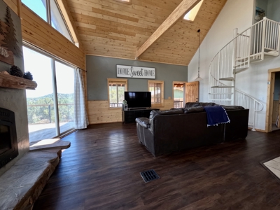 Off Grid Homestead with Amazing Views - image 6