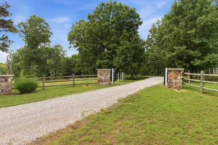 Country Home and Estate in West Plains, Howell County, Missouri - image 2